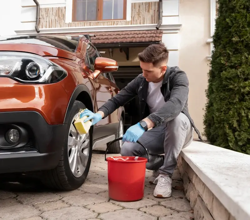 Lavage auto à domicile La Suze-sur-Sarthe : professionnel intervenant sur un véhicule